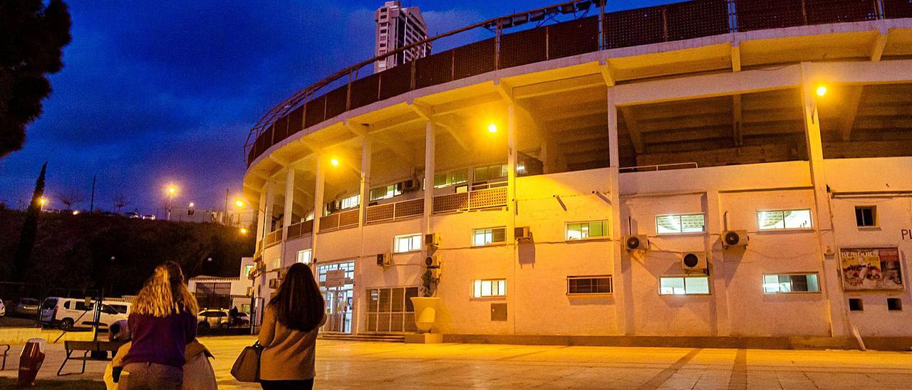 La plaza de toros de Benidorm, donde se ubican los conservatorios en la parte baja, en una imagen de archivo.