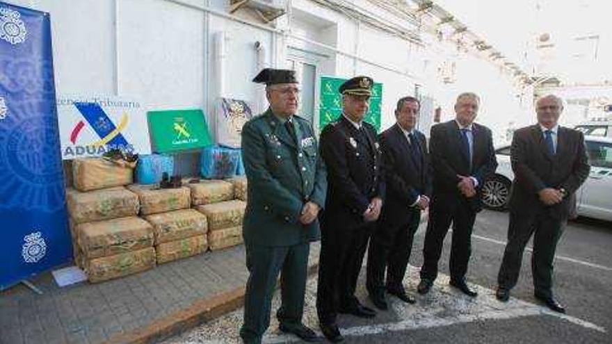 El subdelegado del Gobierno con los responsables de la Guardia Civil, la Policía Nacional y la Agencia Tributaria