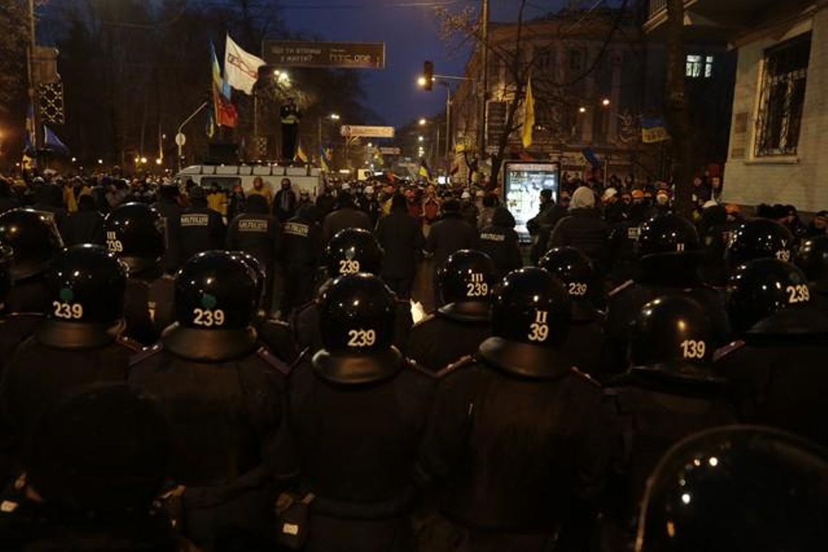La policia antiavalots protegeix els edificis governamentals de possibles atacs dels activistes sindicals proeuropeus a Kíev.