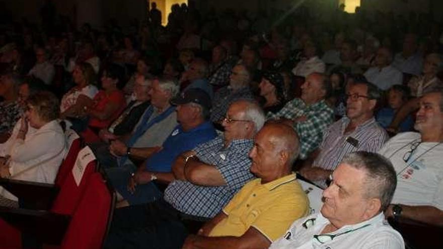 El auditorio tapiego abarrotado de público.