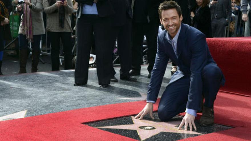 Hugh Jackman posa junto a la estrella que le fue otorgada en el Paseo de la Fama de Hollywood