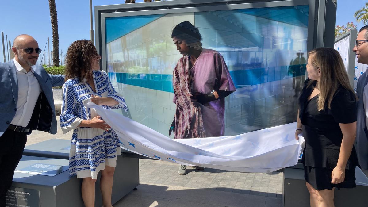 Apertura de la exposición de Tierra de Sueños en el paseo Vista Alegre con presencia de cargos públicos del Ayuntamiento de Torrevieja y la Fundación La Caixa y Vicente Ferrer