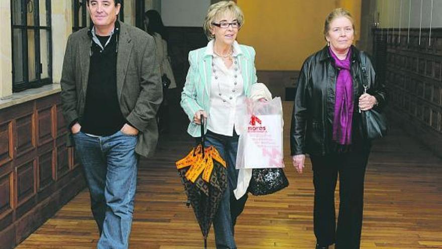 Luis García Montero, Josefina Martínez y Carolyn Richmond, ayer, en la Universidad de Oviedo.