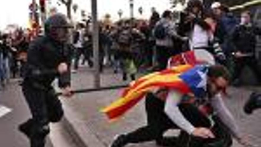 Els encaputxats protagonitzen un matí de disturbis a Barcelona