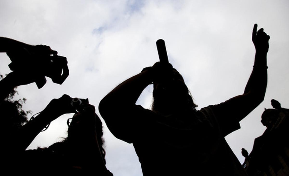 A la foto, l’’speaker’ que llançava missatges des d’una de les furgonetes que va fer el recorregut de la manifestació, en plena acció.