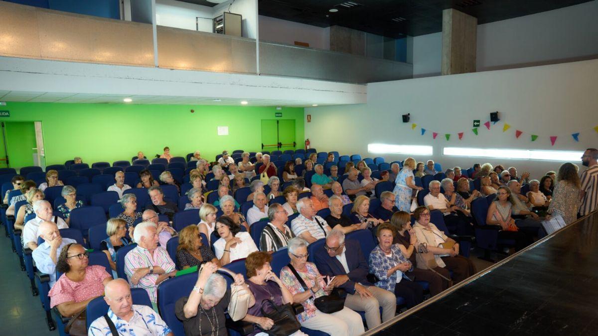 Asistentes a la inauguración de la 40º Semana de los Mayores de Carabanchel