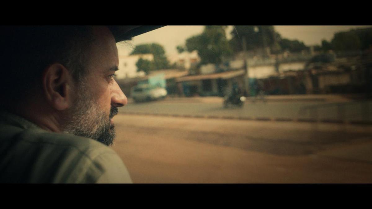 El periodista de EL PERIÓDICO Guillem Sánchez, durante el rodaje de 'La Fugida. Veritats ocultes' en Senegal