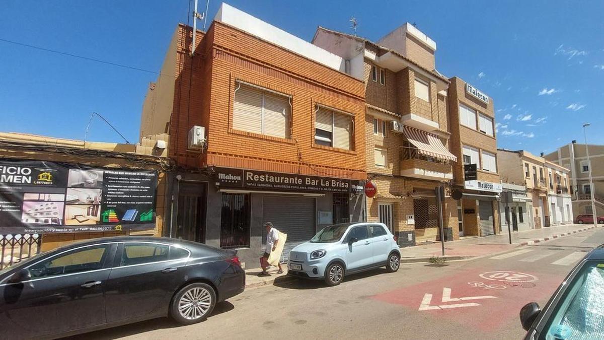 Edificio en el Port de Sagunt, con el antiguo bar en el bajo, que se ha adjudicado por 185.000 euros.