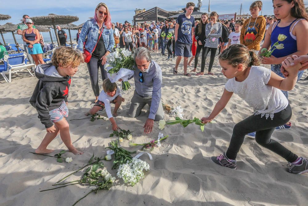 Vecinos de Orihuela Costa rinden homenaje al niño fallecido tras chocar con otro mientras jugaba