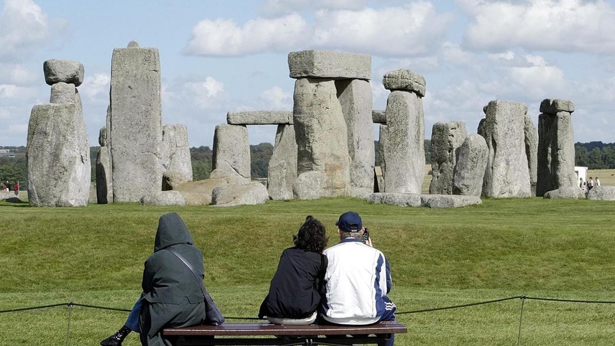 Turistas contemplan el monumento megalítico de Stonehenge, en las llanuras de Salisbury, en Inglaterra.