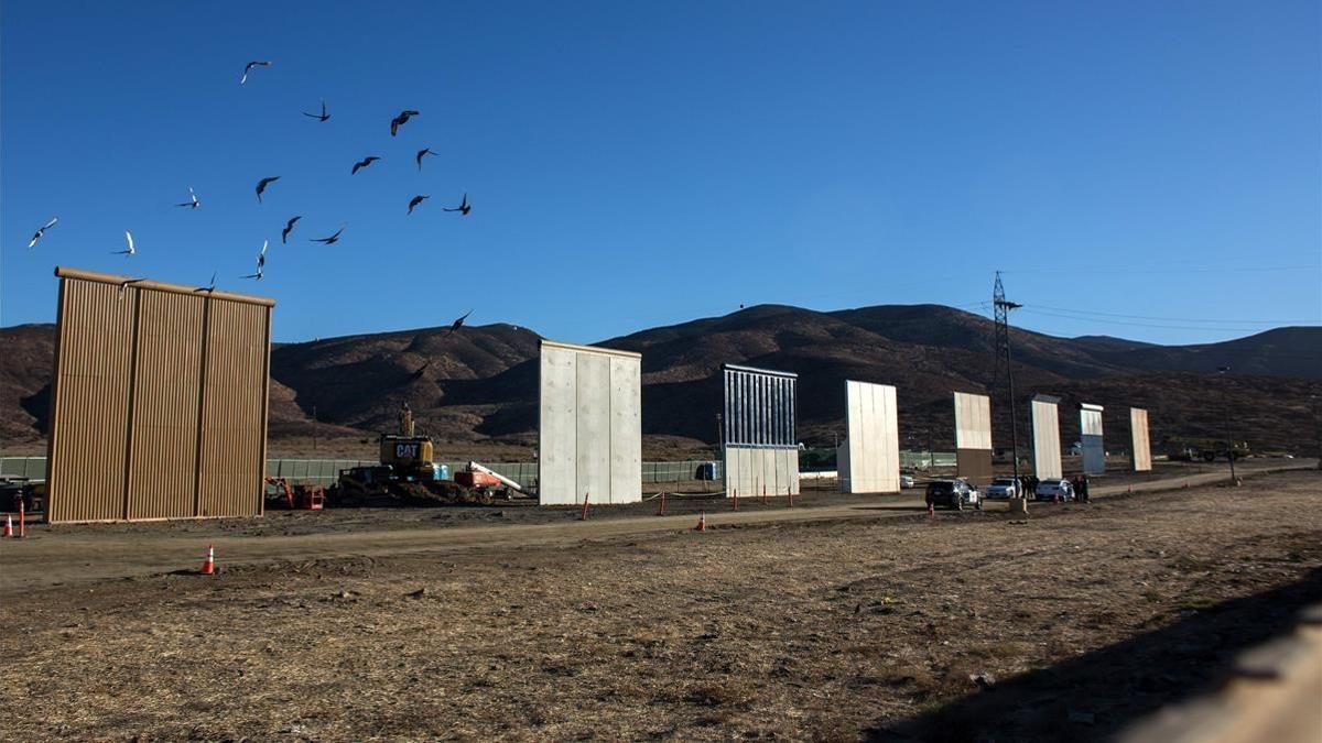 Los ocho prototipos para construir el muro de México, levantados en las afueras de San Diego, vistos desde Tijuana (México).