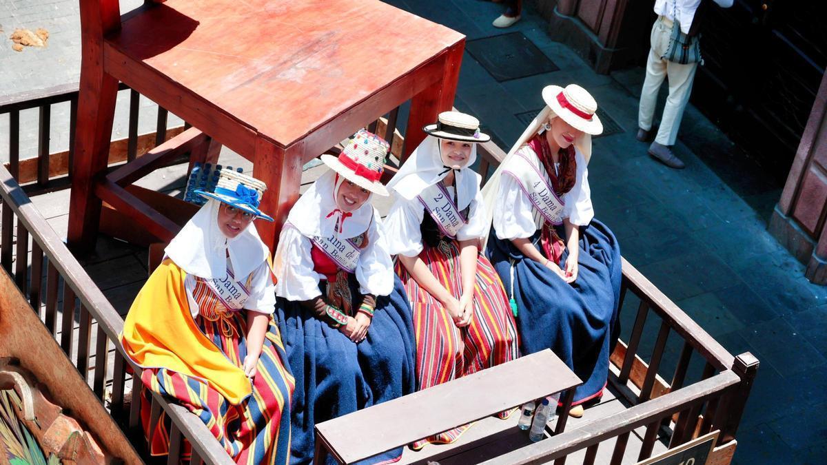 Romeras con indumentaria tradicional durante la romería de San Benito 2026