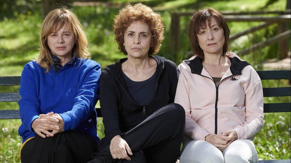 Emma Suárez, Adriana Ozores y Nathalie Poza, en 'Invisibles'