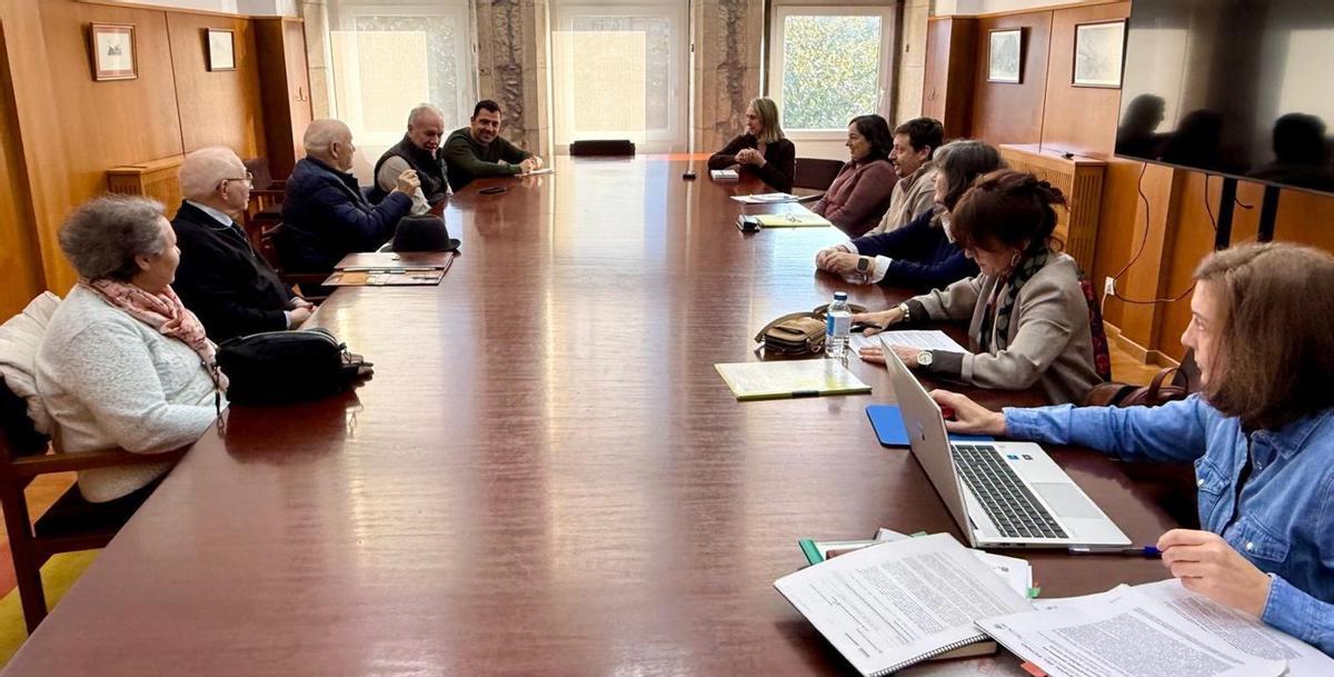 Encuentro de la junta local de la parcelaria 
de Codeseda, ayer ,en el consistorio.