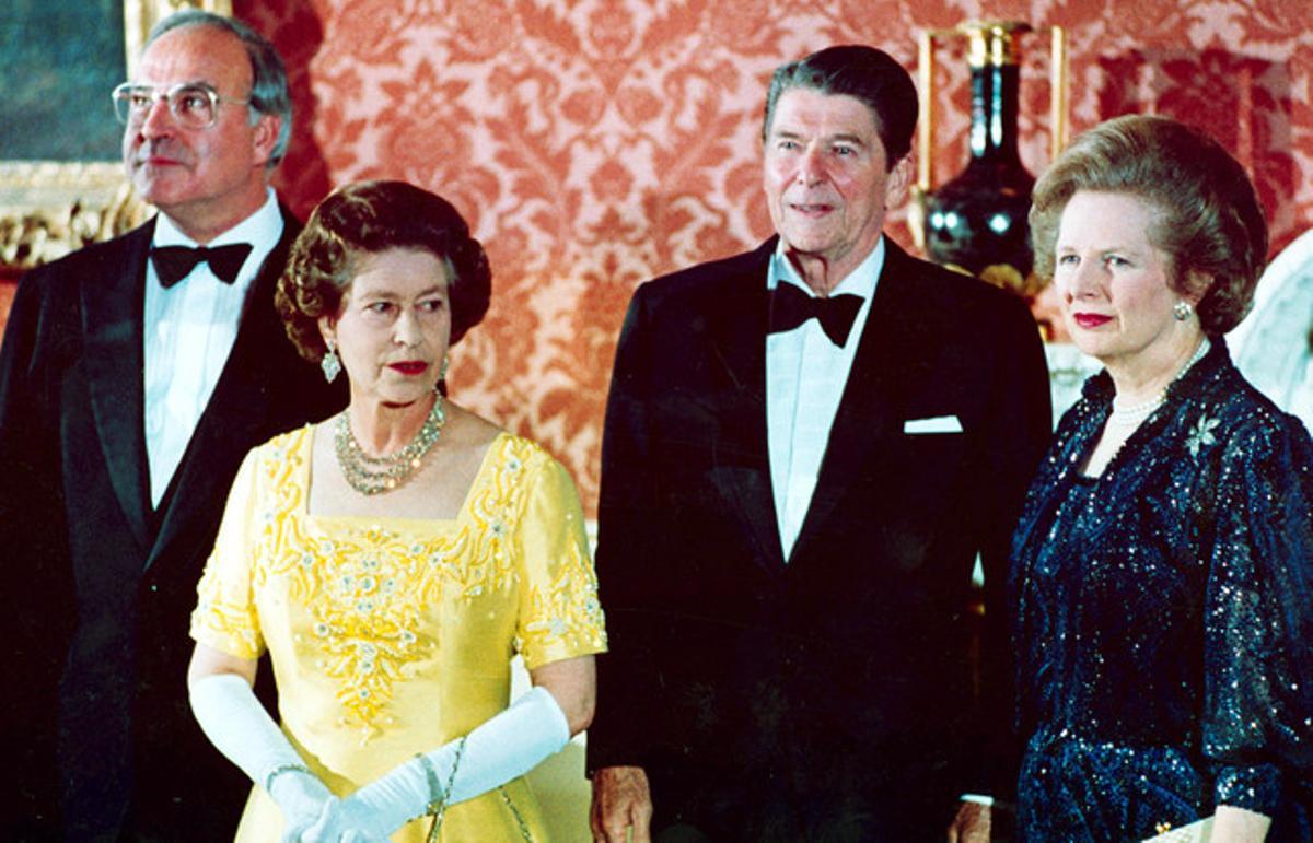 De izquierda a derecha, Helmut Kohl, la reina de Inglaterra, Ronald Reagan y Margaret Thatcher, en el palacio de Buckingham, en junio de 1984.