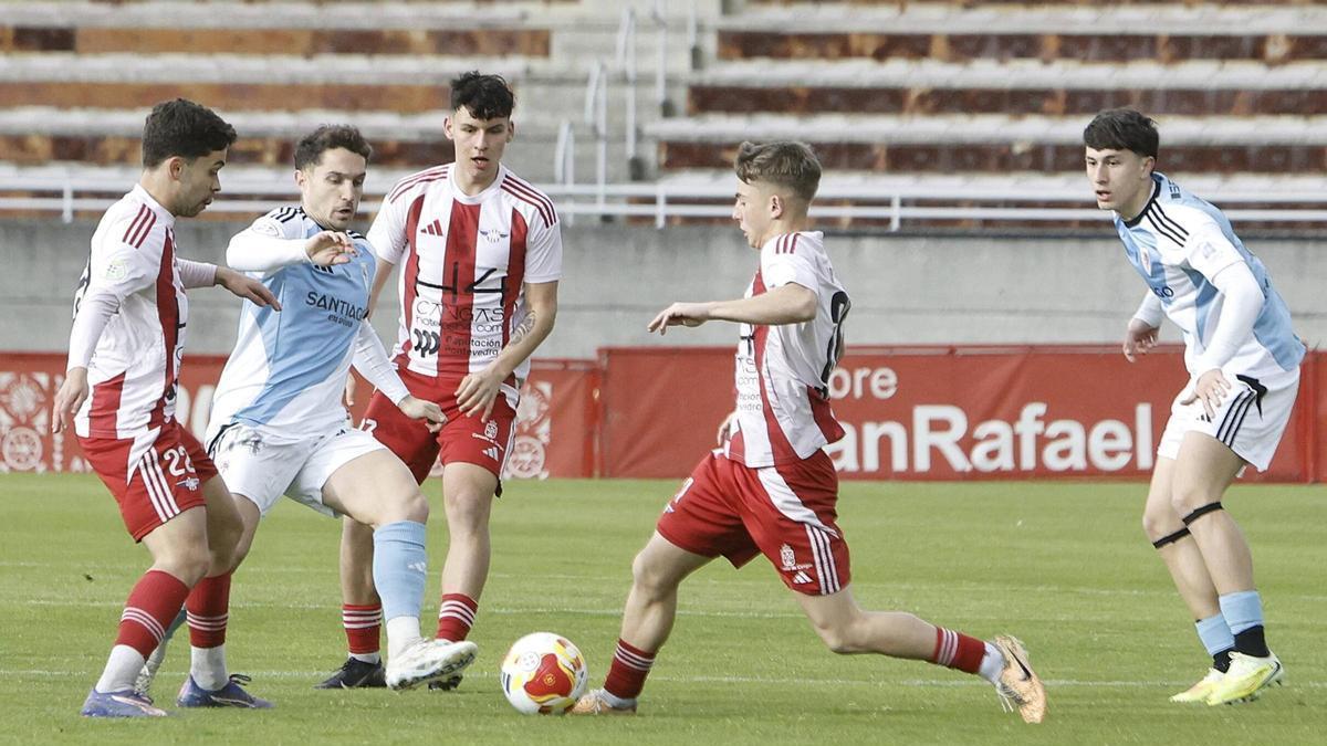 Lucas  pugna con un rival por el balón en el Compostela-Alondras.