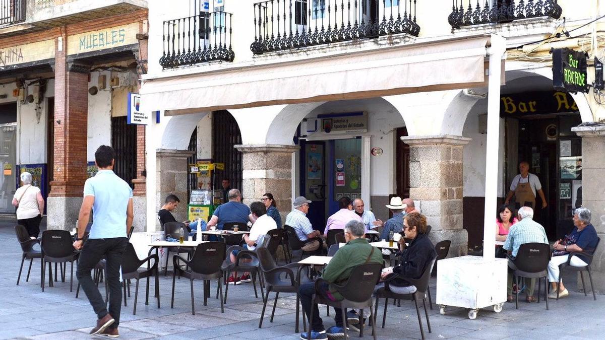 Imagen de una terraza de la plaza de España de Mérida.