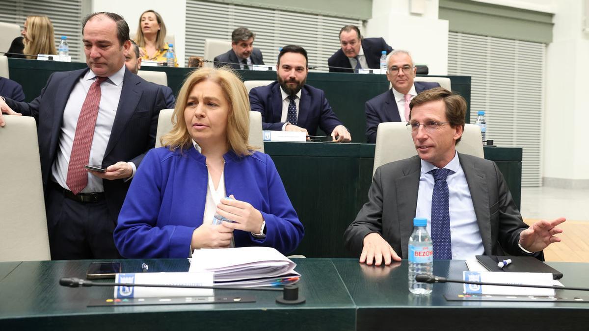 Sanz y Almeida durante la sesión del Pleno de este martes.