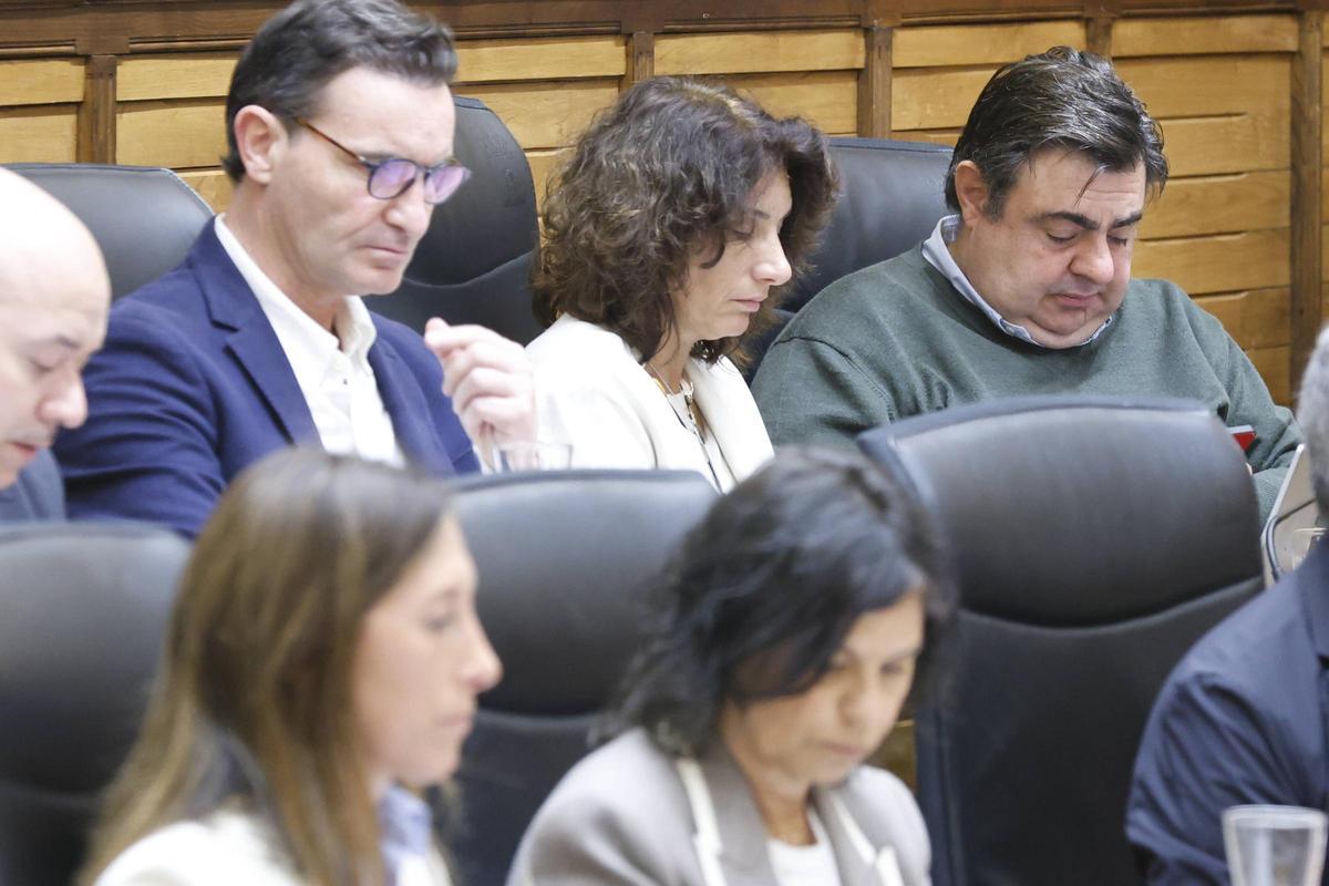 Pelayo Barcia, al fondo, junto a su compañera de gobierno, Nuria Bravo.