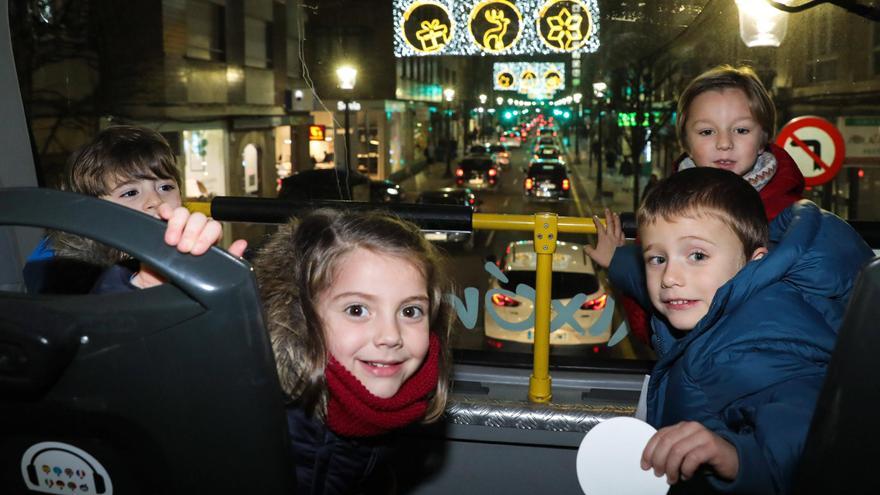 Así es el viaje del Bus de la Navidad de Gijón (en imágenes)