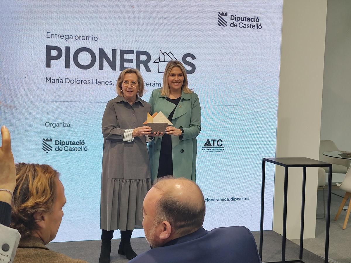 Momento en el que la presidenta de la Diputación, Marta Barrachina, ha entregado el premio Pioneros a María Dolores Llanes.