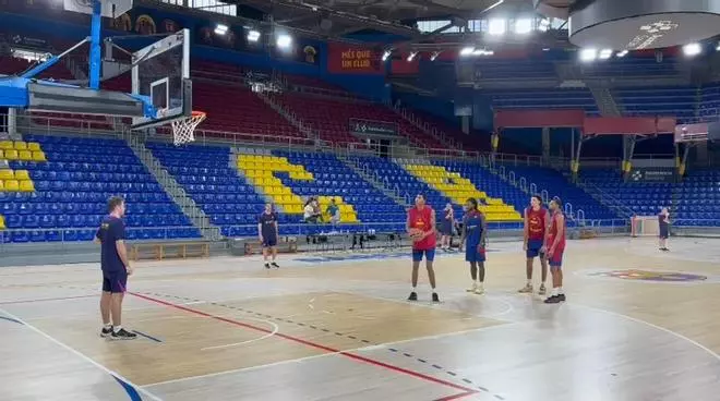 Mohamed Dabone, junto al resto del primer equipo azulgrana ejercitándose desde el tiro libre