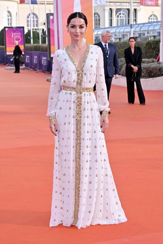 Ana de Armas con vestido blanco y dorado de Louis Vuitton