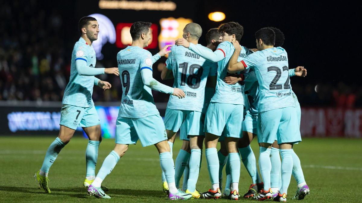 Koundé, rodeado de sus compañeros tras marcar el segundo del Barça