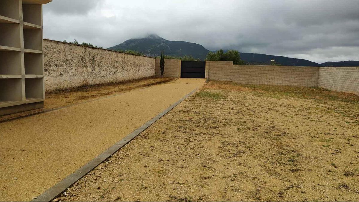 Zona del cementerio de la Font de la Figuera donde se prevé la construcción de nuevos nichos.