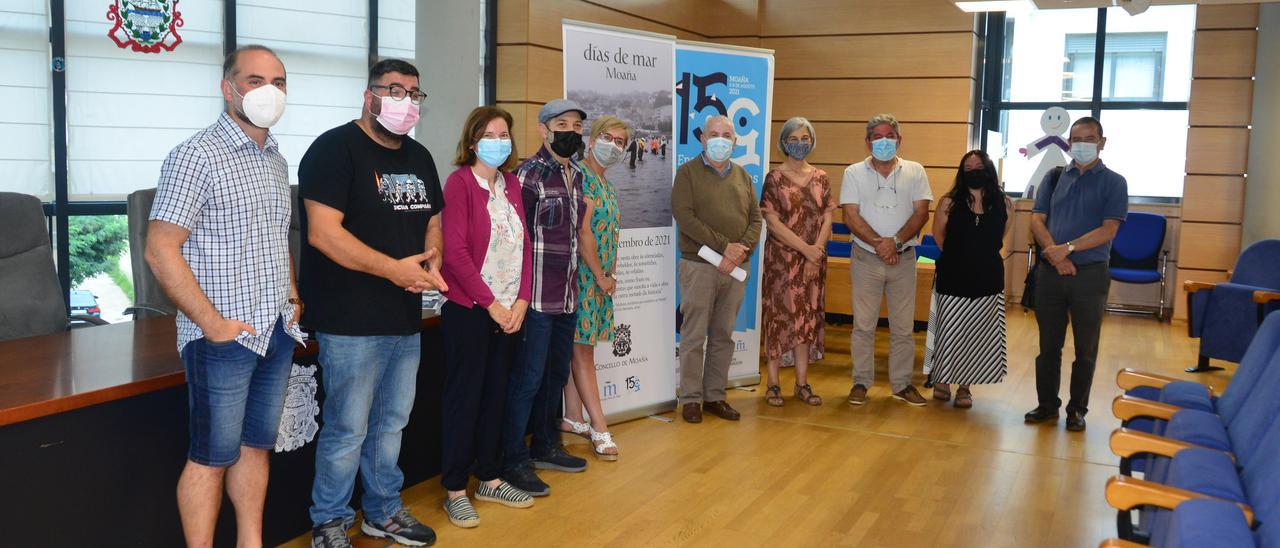 Representantes del Concello y organizadores en la presentación de Días de Mar y el Encontro.