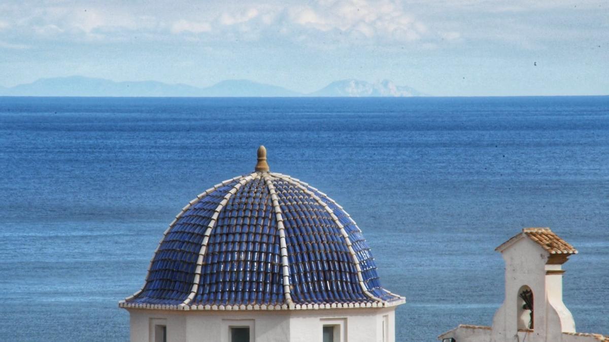 La cúpula vidriada de la ermita del Calvari de Xàbia y, al fondo, Ibiza