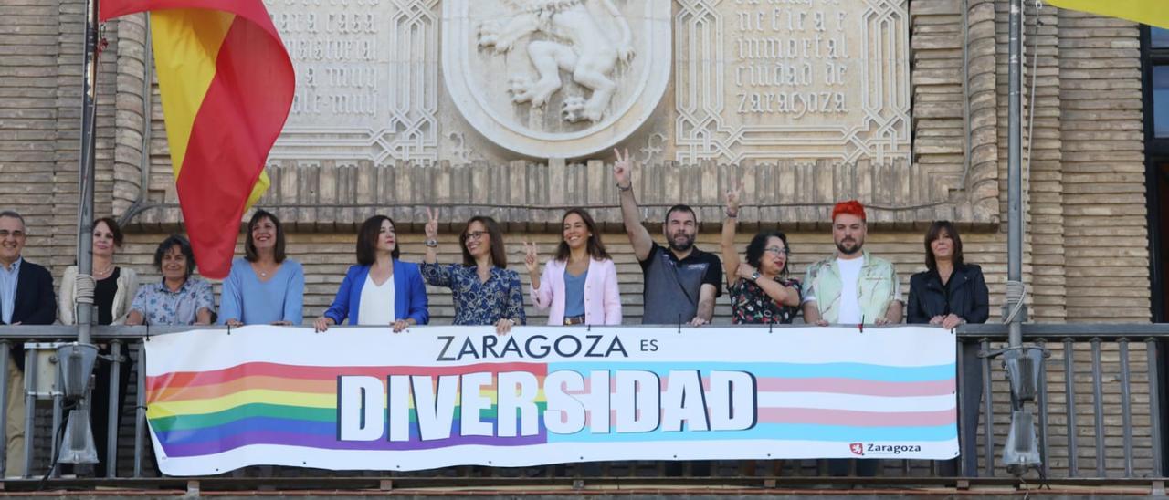 Colocación de la bandera LGTBI en el balcón del ayuntamiento este martes con el lema &#039;Zaragoza es diversidad&#039;.