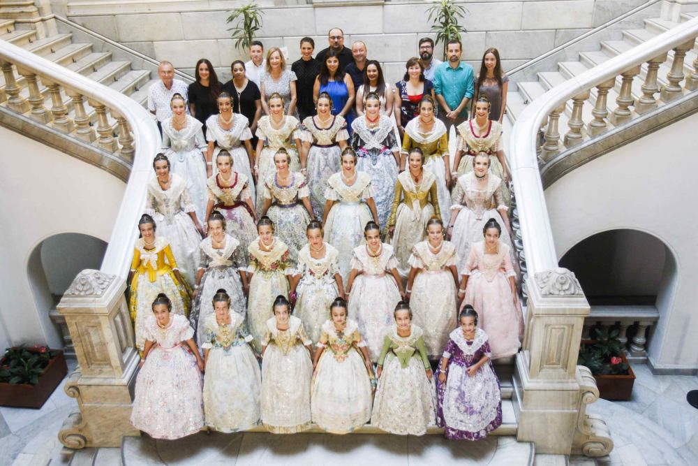 Las cortes de honor ensayan la proclamación de las falleras mayores