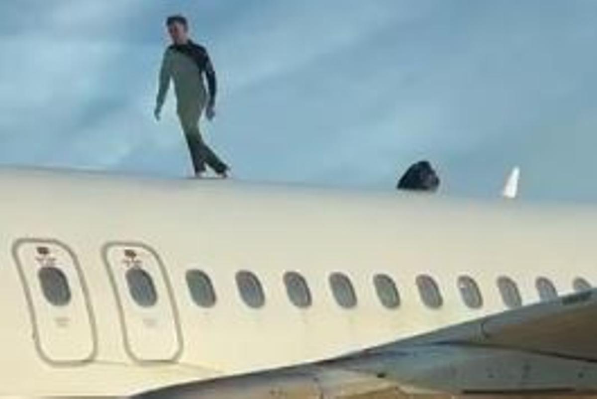 Instante en el que el hombre circulaba por el techo de un avión en el aeropuerto de Manises.