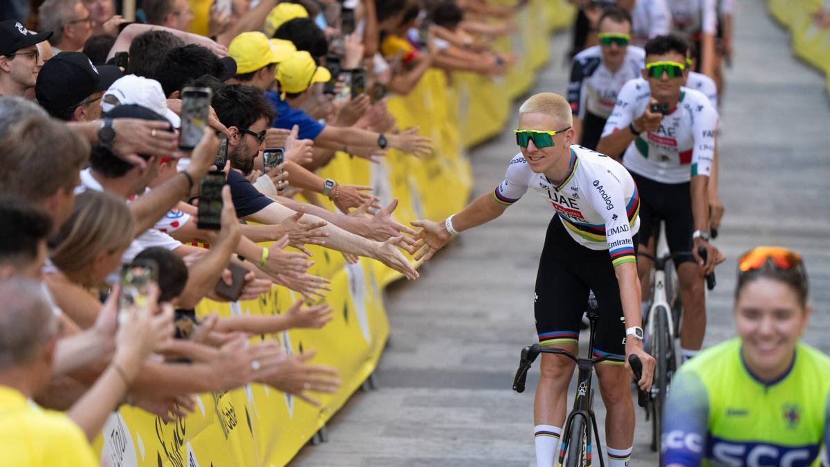 Barcelona. Tadej Pogačar, ciclista esloveno.. Ambiente en la presentación de los ciclistas del Tour de France a su paso por Barcelona. 2 de julio de 2026. Sociedad. AUTOR: ZOWY VOETEN