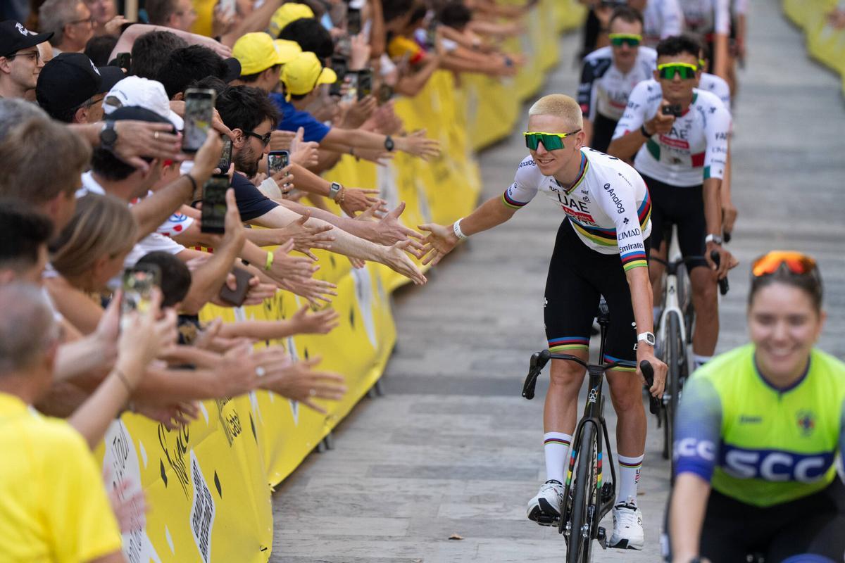 Barcelona. Tadej Pogačar, ciclista esloveno.. Ambiente en la presentación de los ciclistas del Tour de France a su paso por Barcelona. 2 de julio de 2026. Sociedad. AUTOR: ZOWY VOETEN