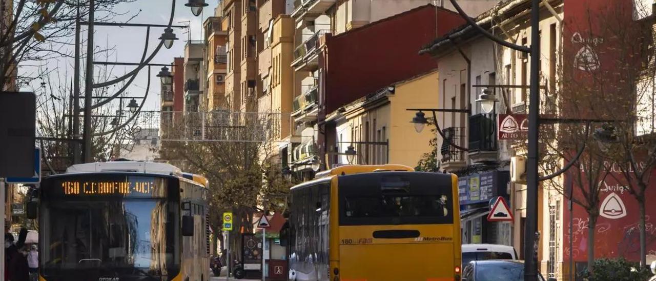 Autobuses de MetroBus en la Avinguda Cami Nou de Xirivella.