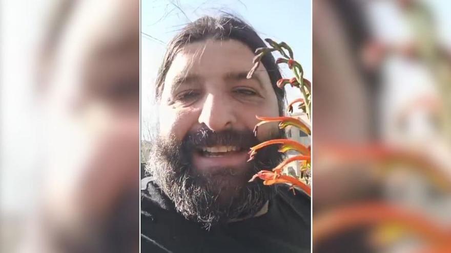 El Hombre del Bosque explica las curiosidades del chasmante, una curiosa planta llegada a Galicia desde Sudáfrica