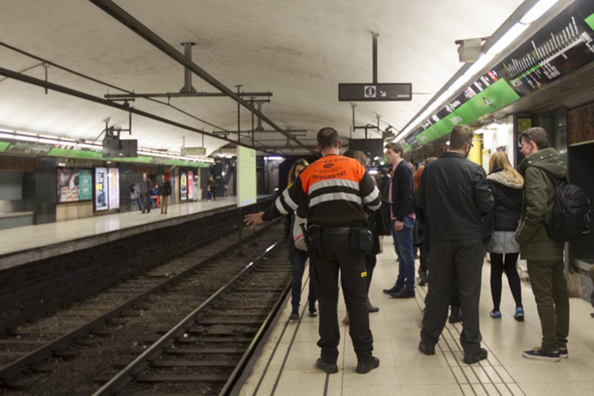 Personal de servicio del metro de Barcelona informan a los pasajeros en la parada de Plaza Catalunya