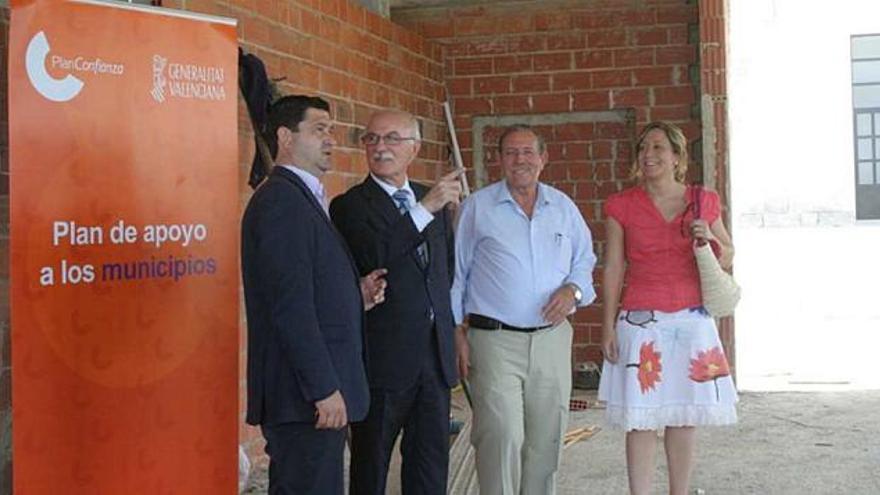 Vicente Saurí visitó ayer junto al alcalde de Beniarrés las obras del bar de la piscina.