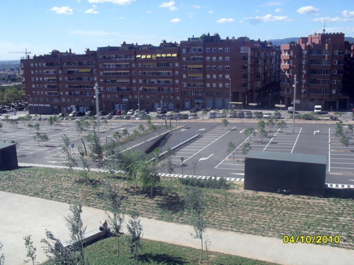 Com aparcar a l’Hospital Broggi. La resposta és pagant. Lamentablement, he hagut d’anar diverses vegades a l’Hospital Moisès Broggi, de Sant Joan Despí, i em sorprèn que tots els voltants del centre estiguin plens d’àrees d’aparcament blau i verd, de prepagament. Com a mostra, la foto (i només se’n veu la meitat), el pàrquing de l’hospital està buit perquè encara no es permet l’accés de vehicles dels familiars dels pacients. S’haurien d’alliberar aquestes places al públic.