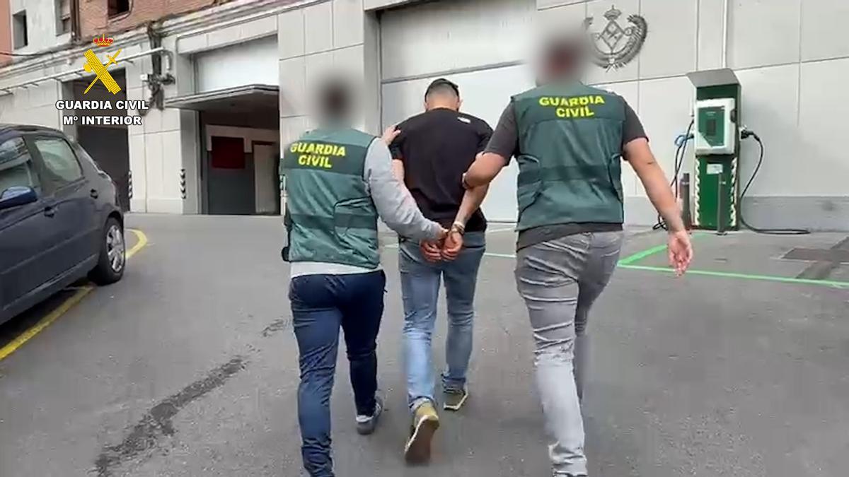 La Guardia Civil traslada a uno de los detenidos.