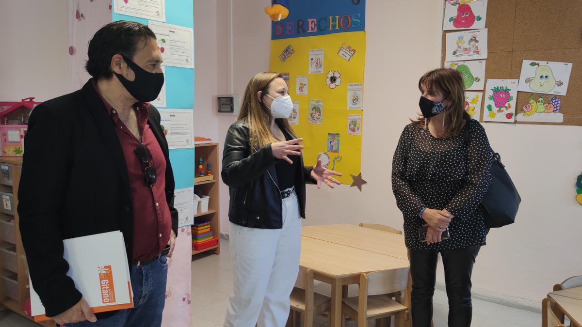 La concejala de Bienestar Social, Mary Carmen Ribera, en una visita al Racó Màgic del Grupo San Lorenzo.