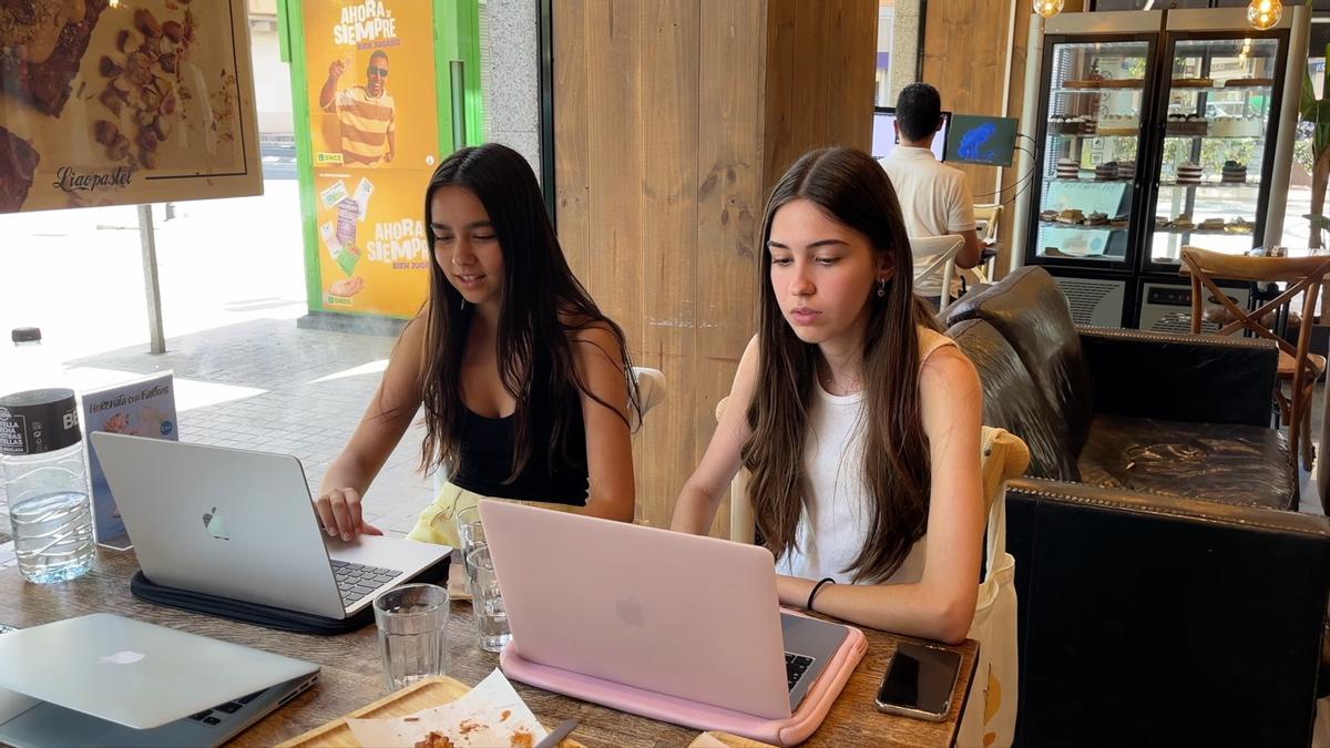 Irene i Silvia treballant al seu projecte ‘Difama’.