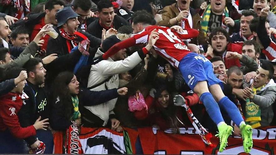 Burgui celebra su gol con aficionados del Sporting. // Juan Carlos Hidalgo