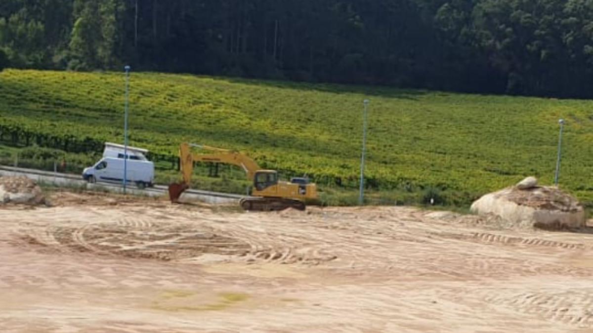 Una excavadora parada en uno de los solares adjudicados |   // FDV