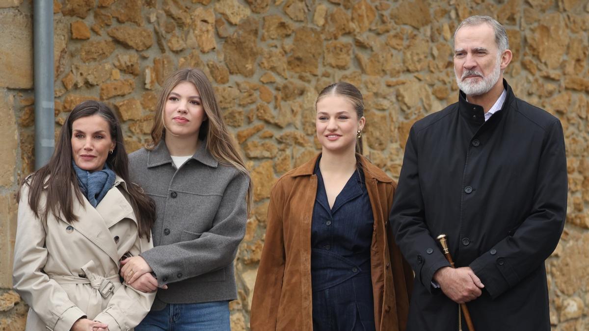 Los reyes y sus hijas aparecieron por sopresa en la procesión del Silencio de Carabanchel