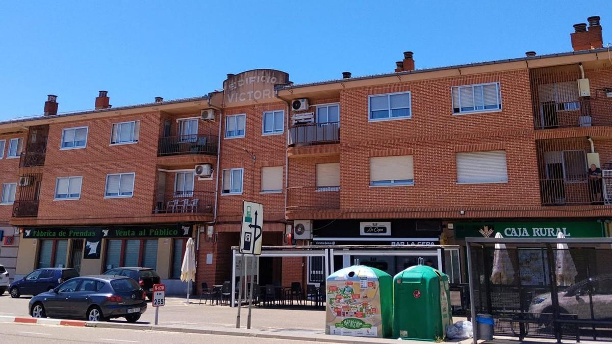 Vista del edificio Victoria en la calle la Solana, la principal vía de Morales del Vino.  | CEDIDA