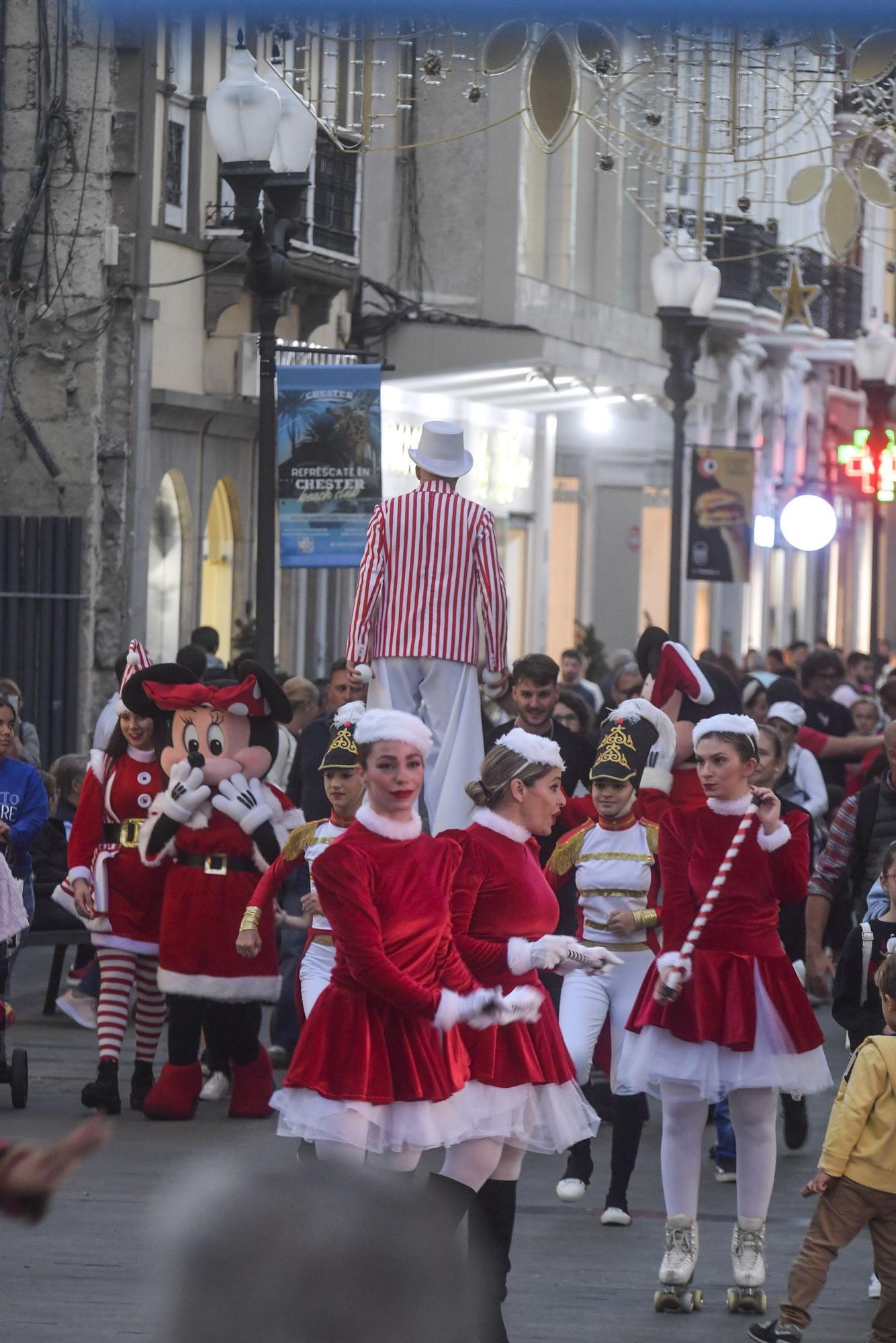 Gente en la zona comercial de Triana en el día previo a la Nochebuena