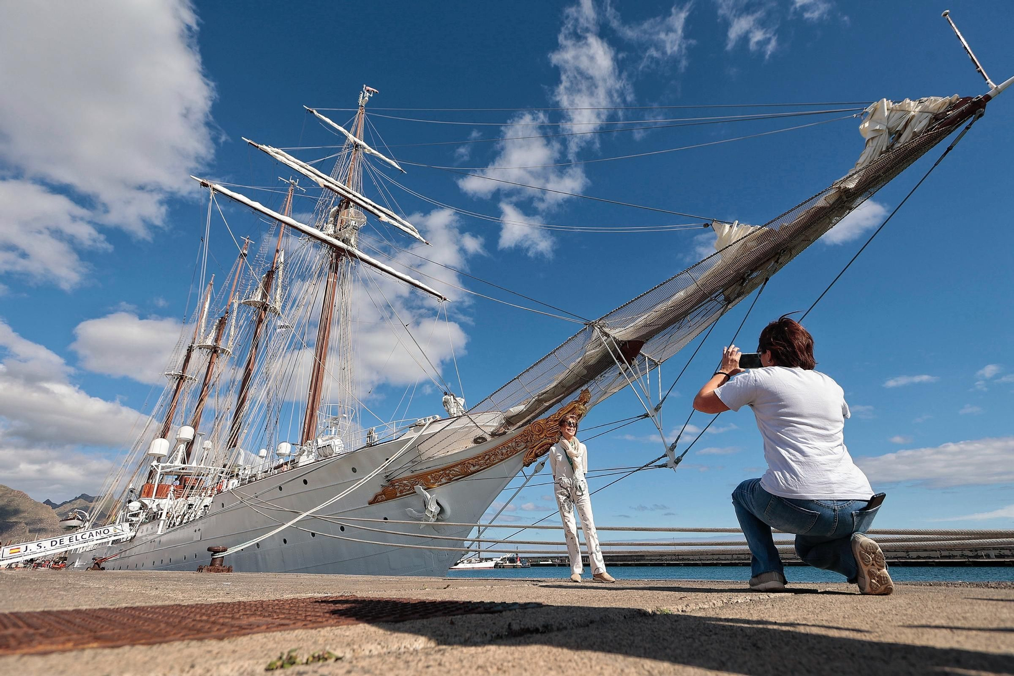 Queues outside the Juan Sebatián Elcano, the ship on which Princess Leonor was trained